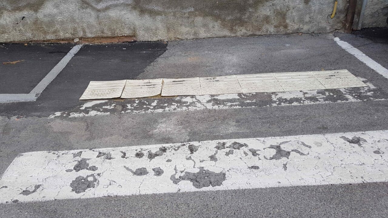 Le strisce per ipovedenti sono da rifare