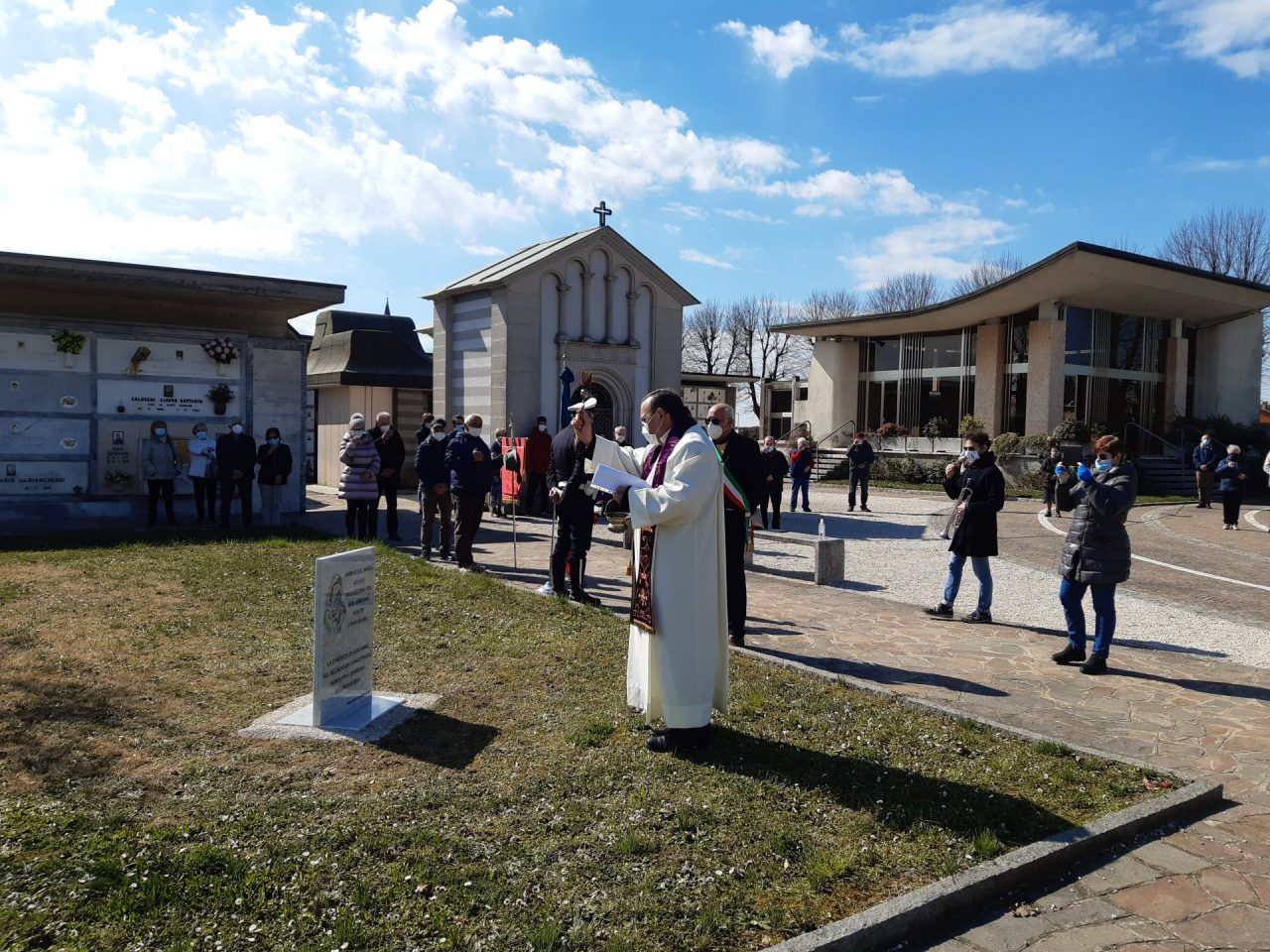 Una stele al cimitero per onorare la memoria delle vittime della pandemia