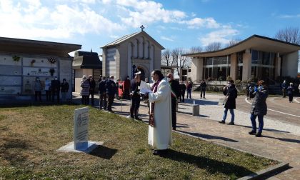 Una stele al cimitero per onorare la memoria delle vittime della pandemia