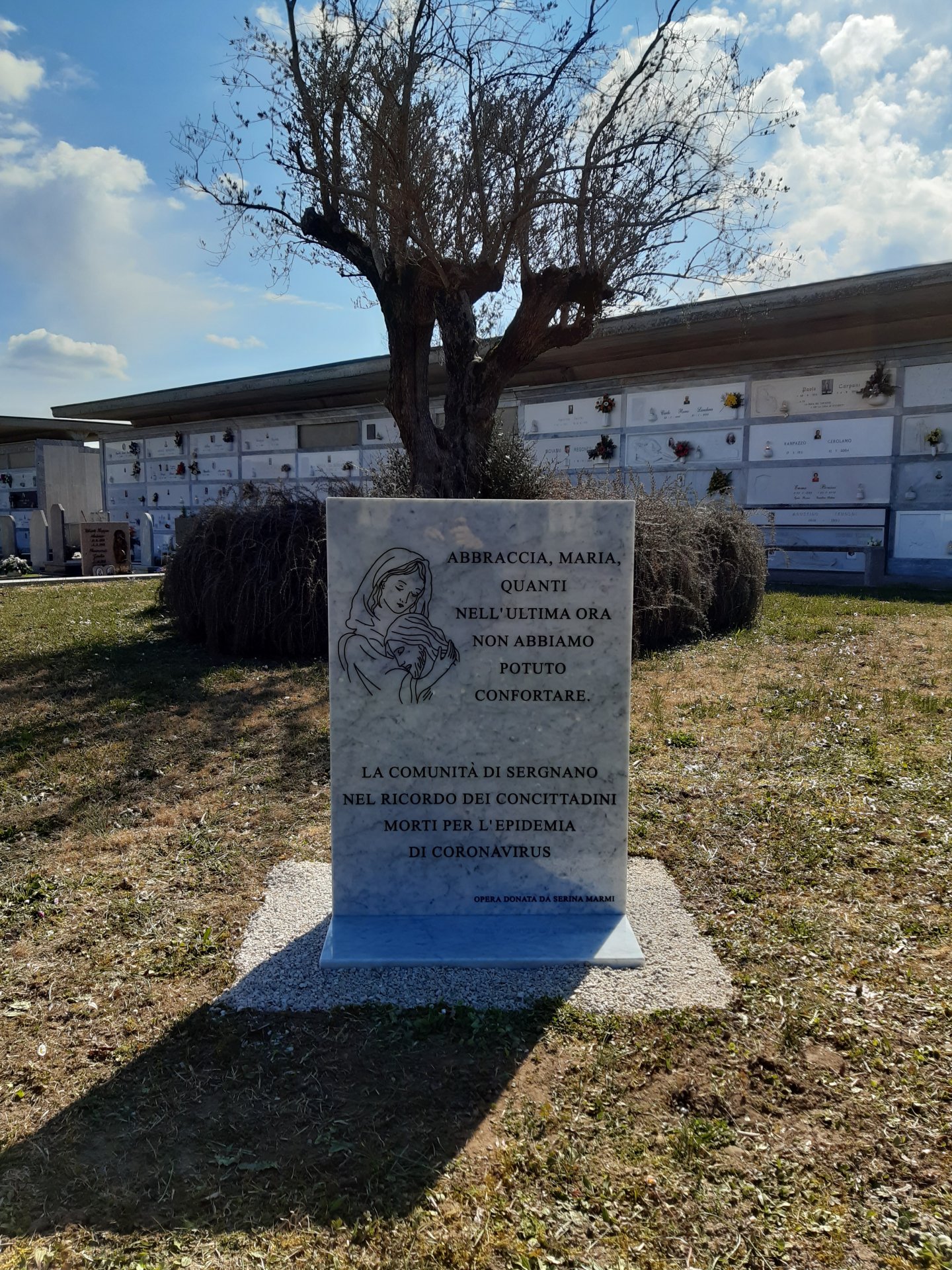 Sergnano benedizione stele cimitero per morti Covid