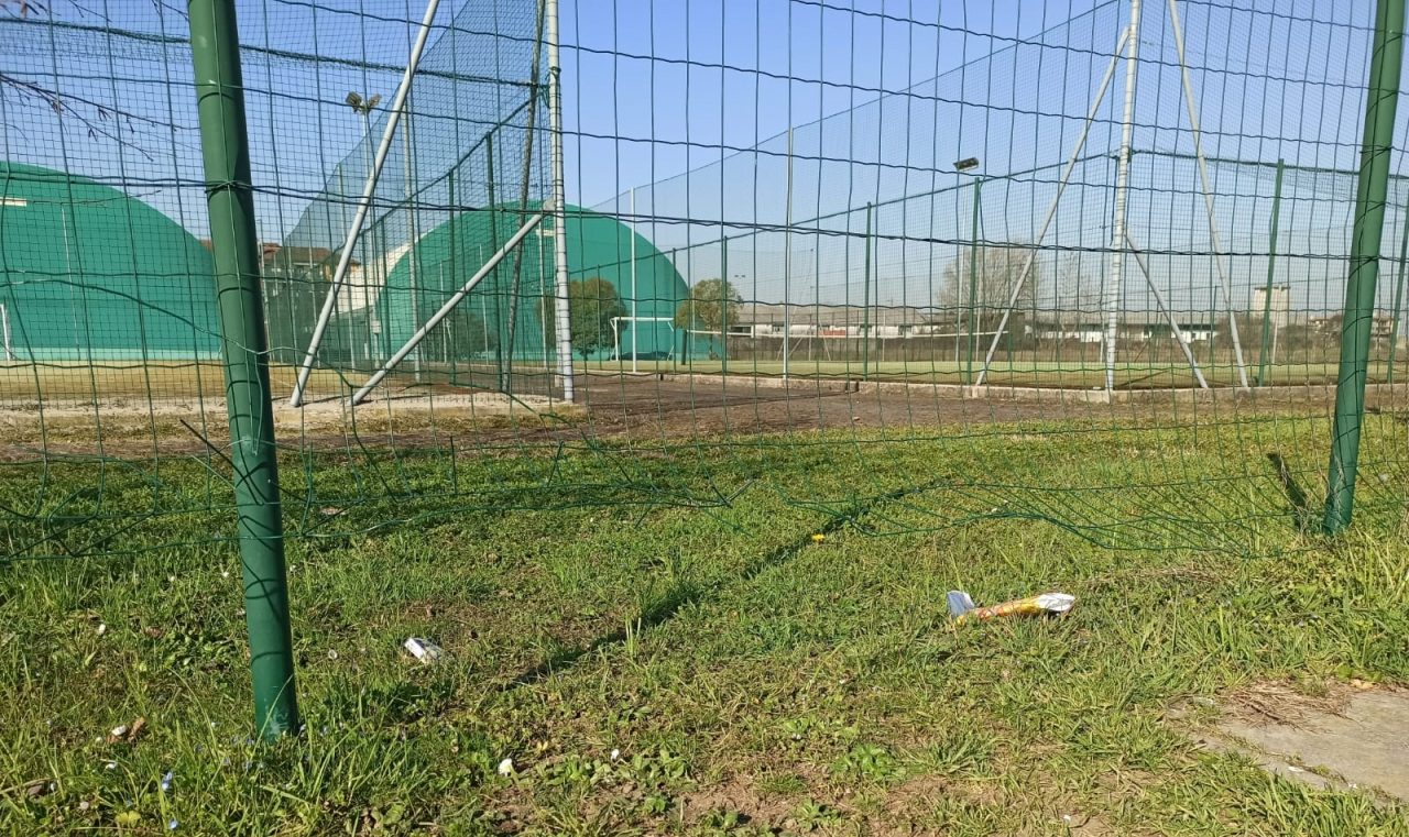 Sfondano la recinzione del centro sportivo per giocare con i figli
