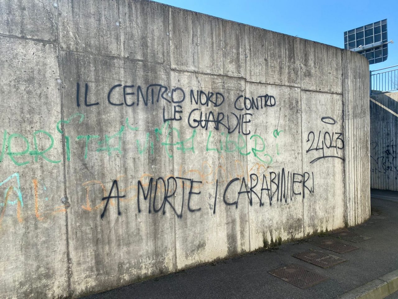 Scritte contro i carabinieri al sottopasso di via Panizzardo
