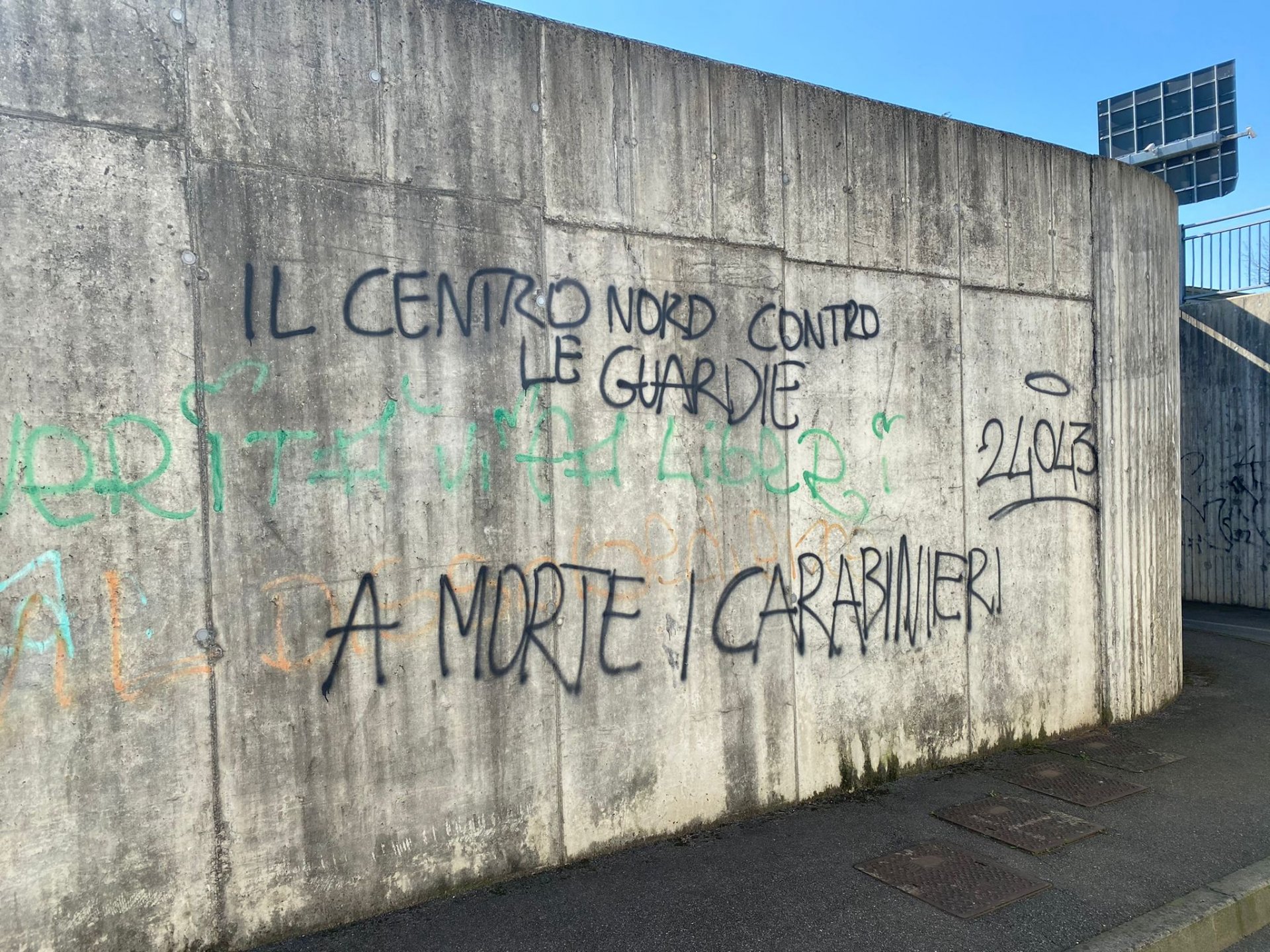 Scritte contro i carabinieri al sottopasso di via Panizzardo - Prima  Treviglio