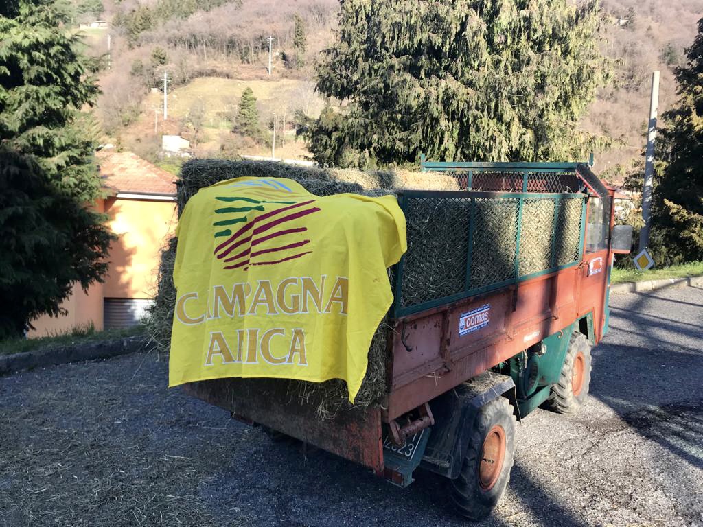 La solidarietà degli agricoltori per i colleghi allevatori isolati dalla frana a Parzanica