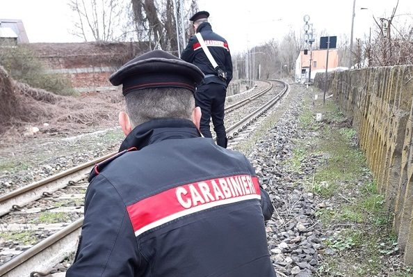Cremona: donna tenta il suicidio, salvata sui binari dai Carabinieri