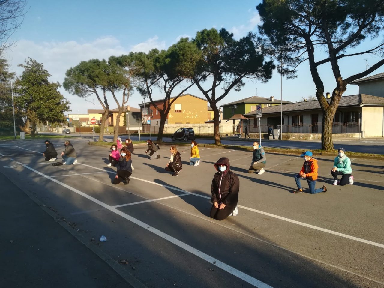 Flashmob di protesta davanti alle scuole