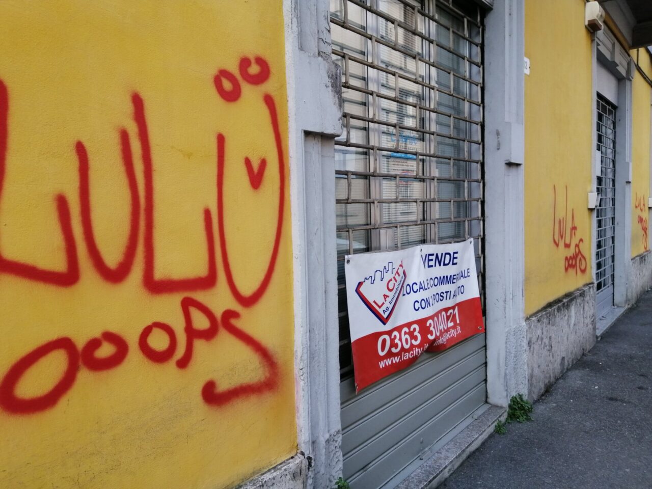 Via Portaluppi imbrattata con scritte e vernice spray