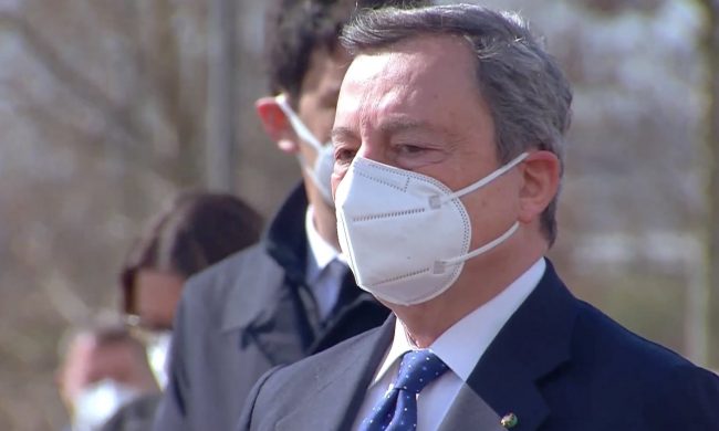 Draghi in visita a Bergamo: “Uniti, anche senza poterci abbracciare”