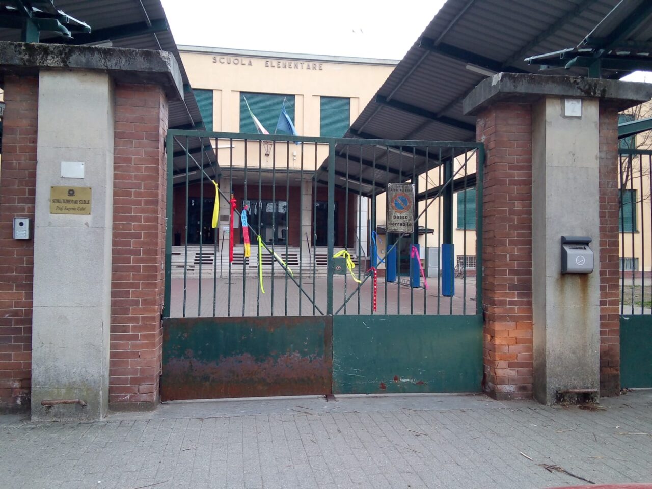 Nastri al cancello della scuola per ogni bimbo in Dad, la protesta anche a Rivolta