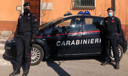 Carabinieri denunciano due persone per violazione delle leggi anti Covid-19 e chiudono un bar.