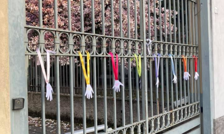 A scuola con tutti i colori: nastri anche al Carcano per dire no alla DAD