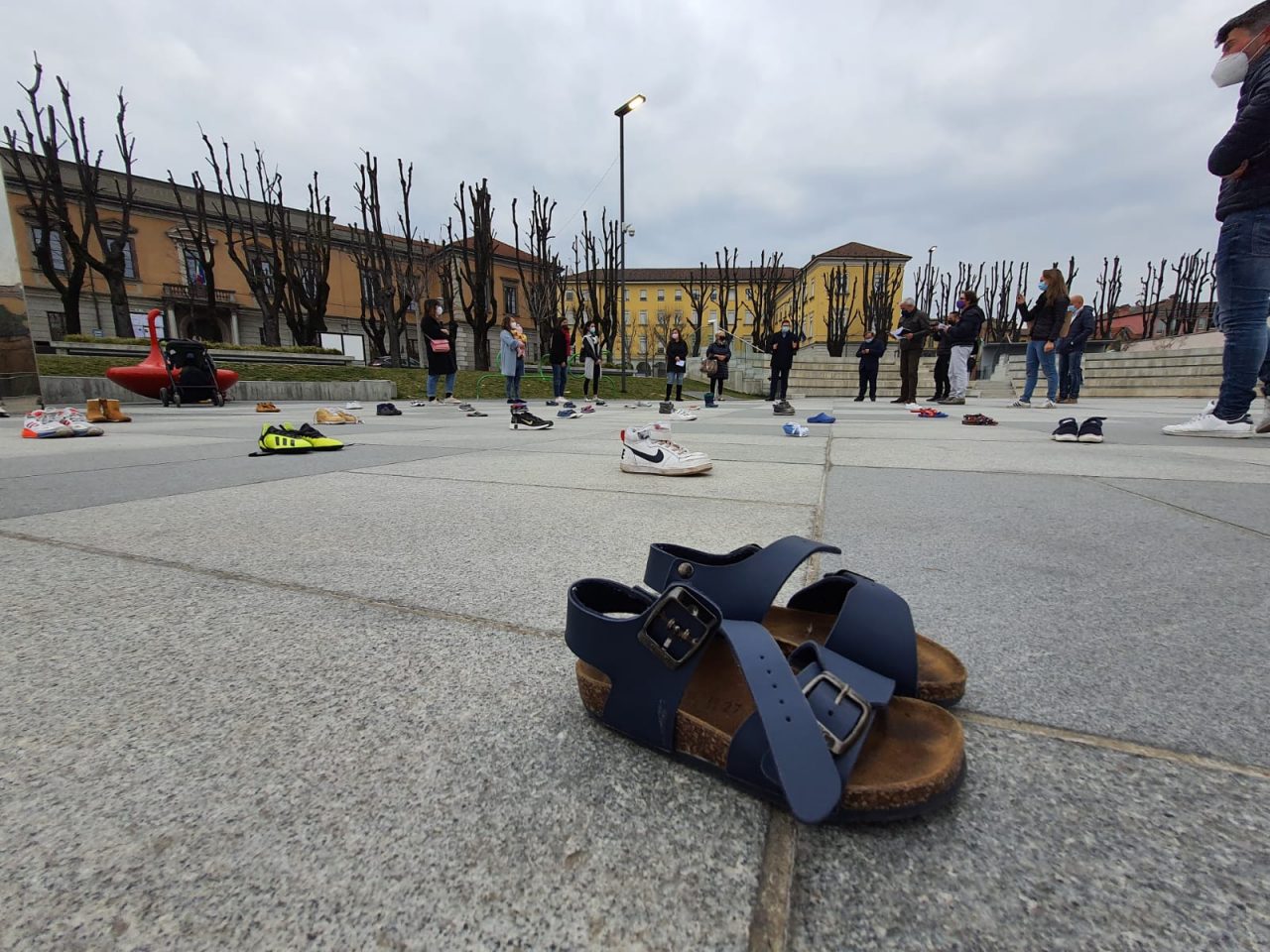 “La scuola è un posto sicuro”, mamme, educatrici e gestori in piazza contro la chiusura