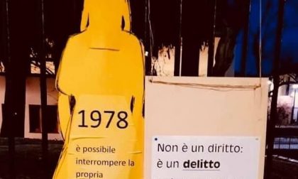 Cartello shock del prete di Cassano sull'installazione dell'otto marzo: "L'aborto è un delitto"