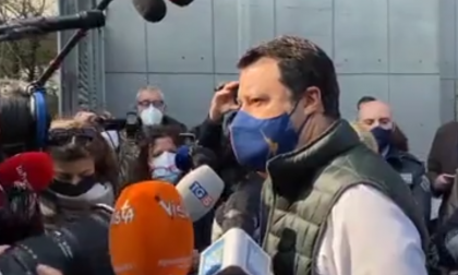 Salvini difende il modello Lombardia: "Da lunedì cinquantamila vaccinazioni al giorno"