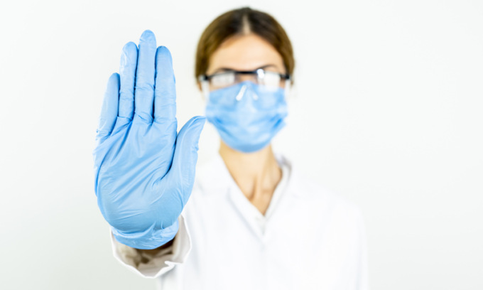 Palpeggiava le pazienti in ambulatorio, medico 70enne ai domiciliari per violenza sessuale