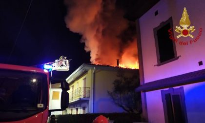 Le fiamme divorano il tetto, nessun ferito ma abitazione inagibile