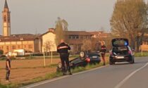 Si ribalta con l'auto e finisce nel campo, paura in via Treviglio