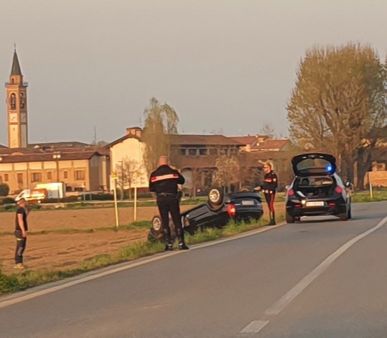 Si ribalta con l’auto e finisce nel campo, paura in via Treviglio