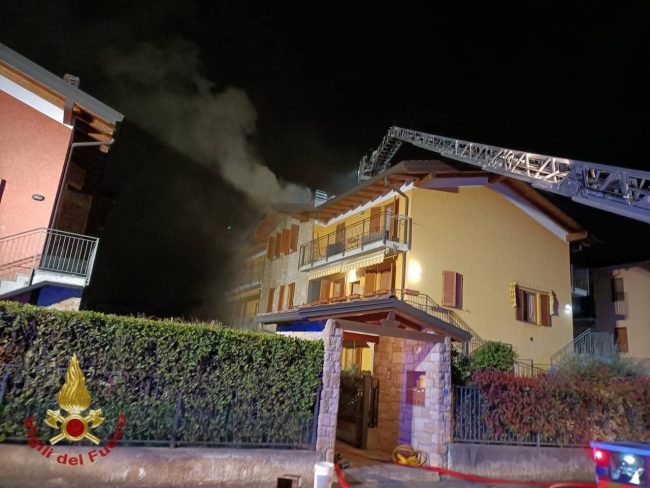Spirano, tetto in fiamme in via Kennedy. Esplode una palazzina a Torre de’Roveri