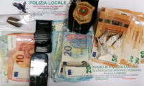 Fugge dalla Locale, in auto soldi e droga: denunciato