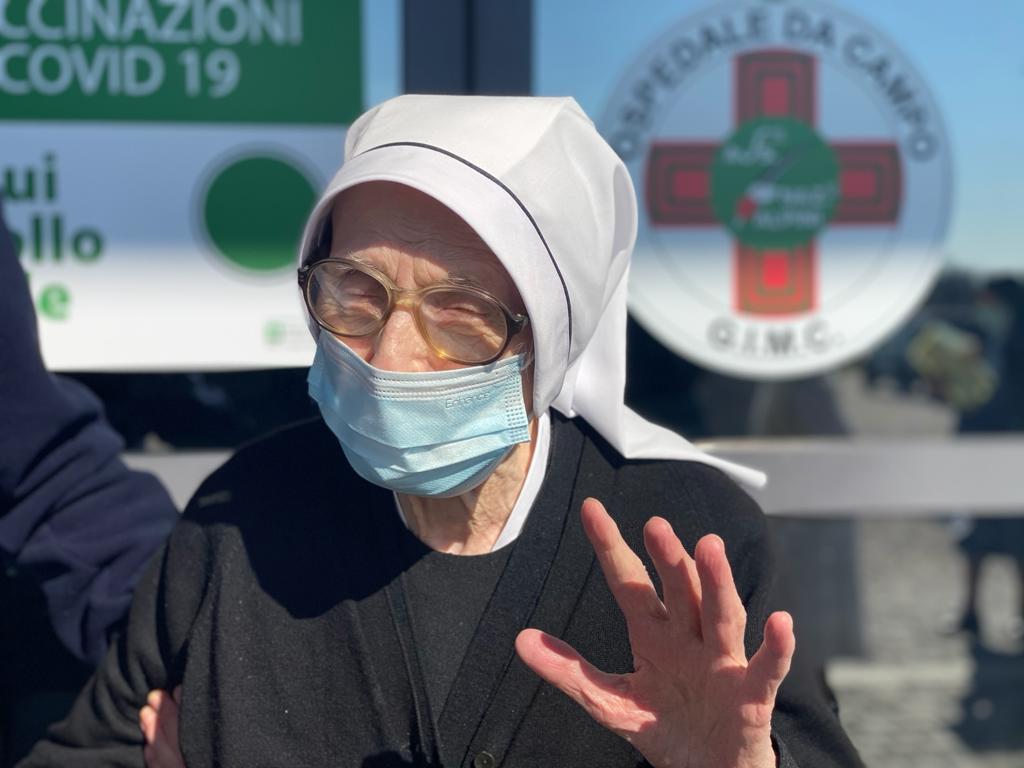 Alla Fiera di Bergamo vaccinata una suora di 103 anni