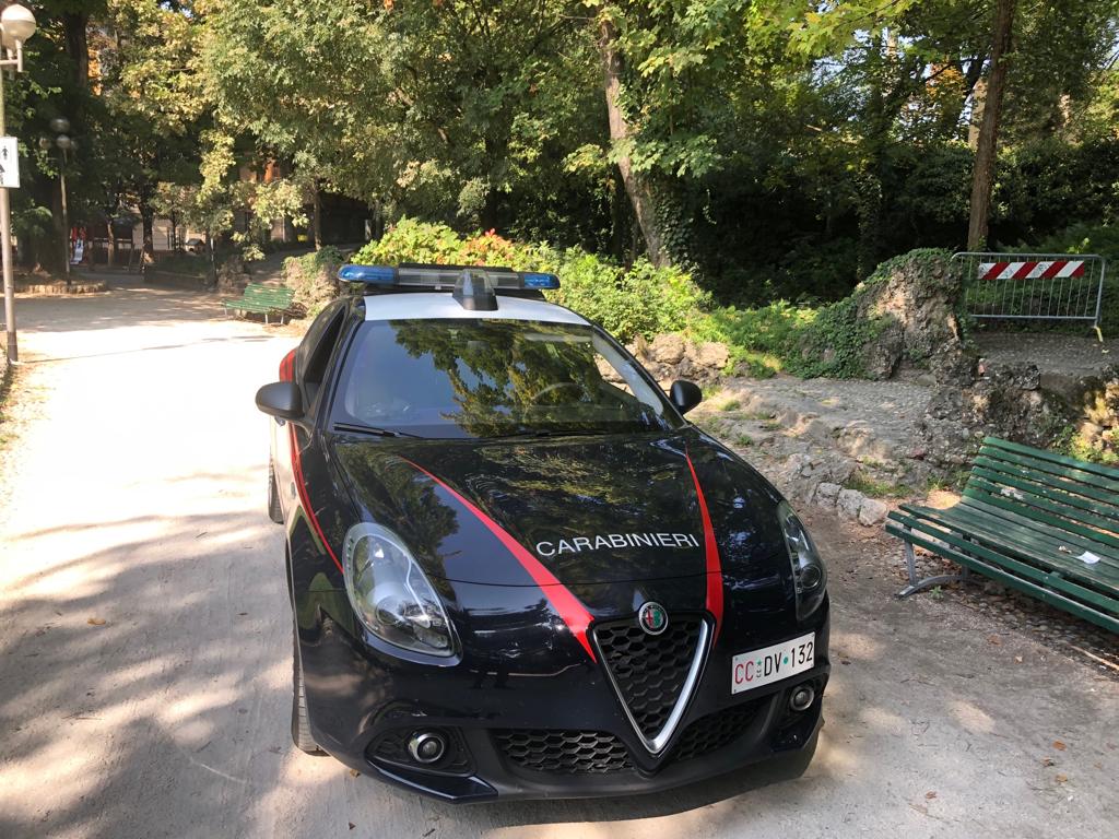 Picchia una donna e poi anche i carabinieri: arrestato