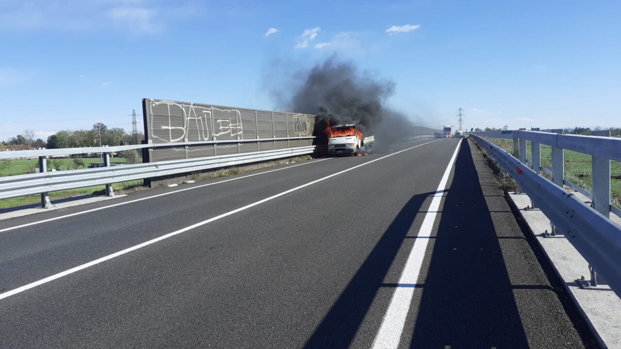 Furgone in fiamme sul cavalcavia della tangenziale