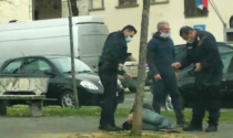 No mask importuna i passanti: il video dell'intervento dei carabinieri in strada