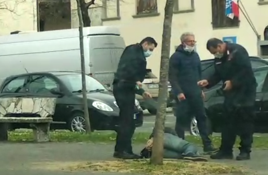 No mask importuna i passanti: il video dell’intervento dei carabinieri in strada