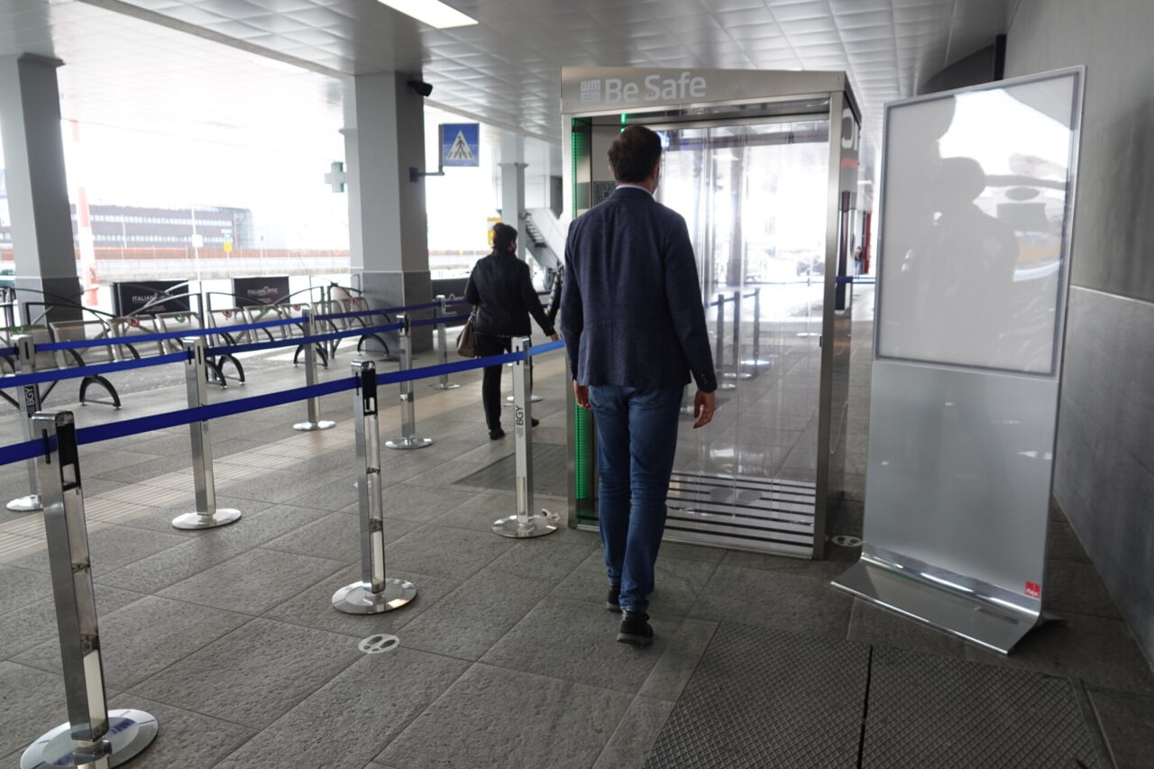 Cabina di sanificazione in funzione all’aeroporto di Orio al Serio