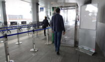 Cabina di sanificazione in funzione all'aeroporto di Orio al Serio
