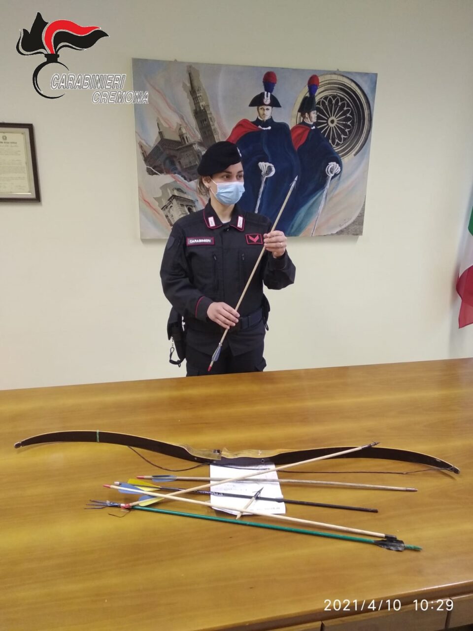 Ragazzo rifiutato si improvvisa Cupido e scaglia frecce a una finestra: denunciato