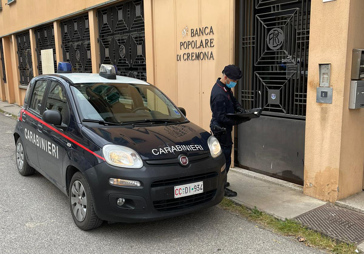 Ladri in fuga (a mani vuote) dopo aver fatto esplodere il bancomat