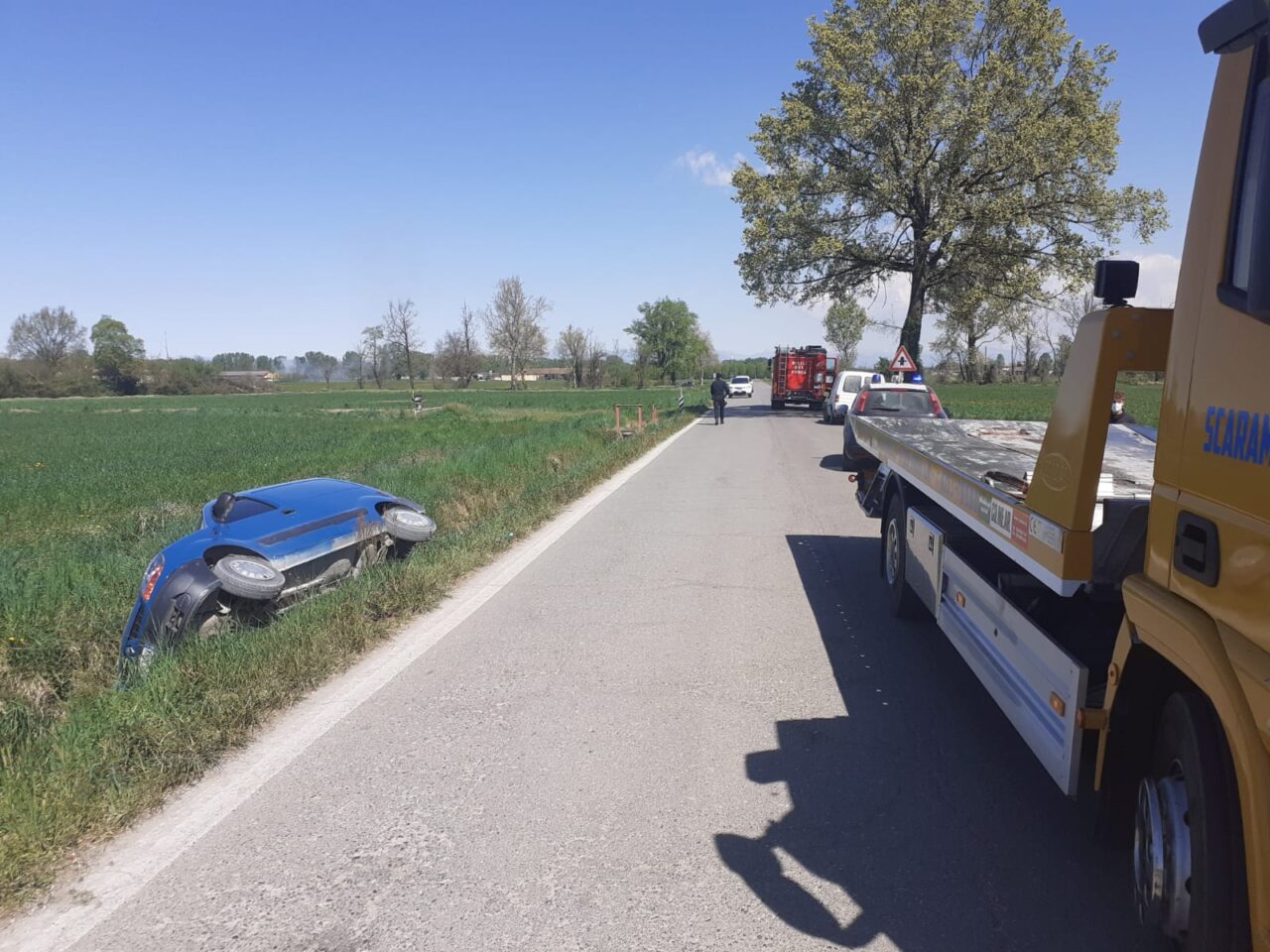 Fuori strada, finisce nel campo: grave 49enne