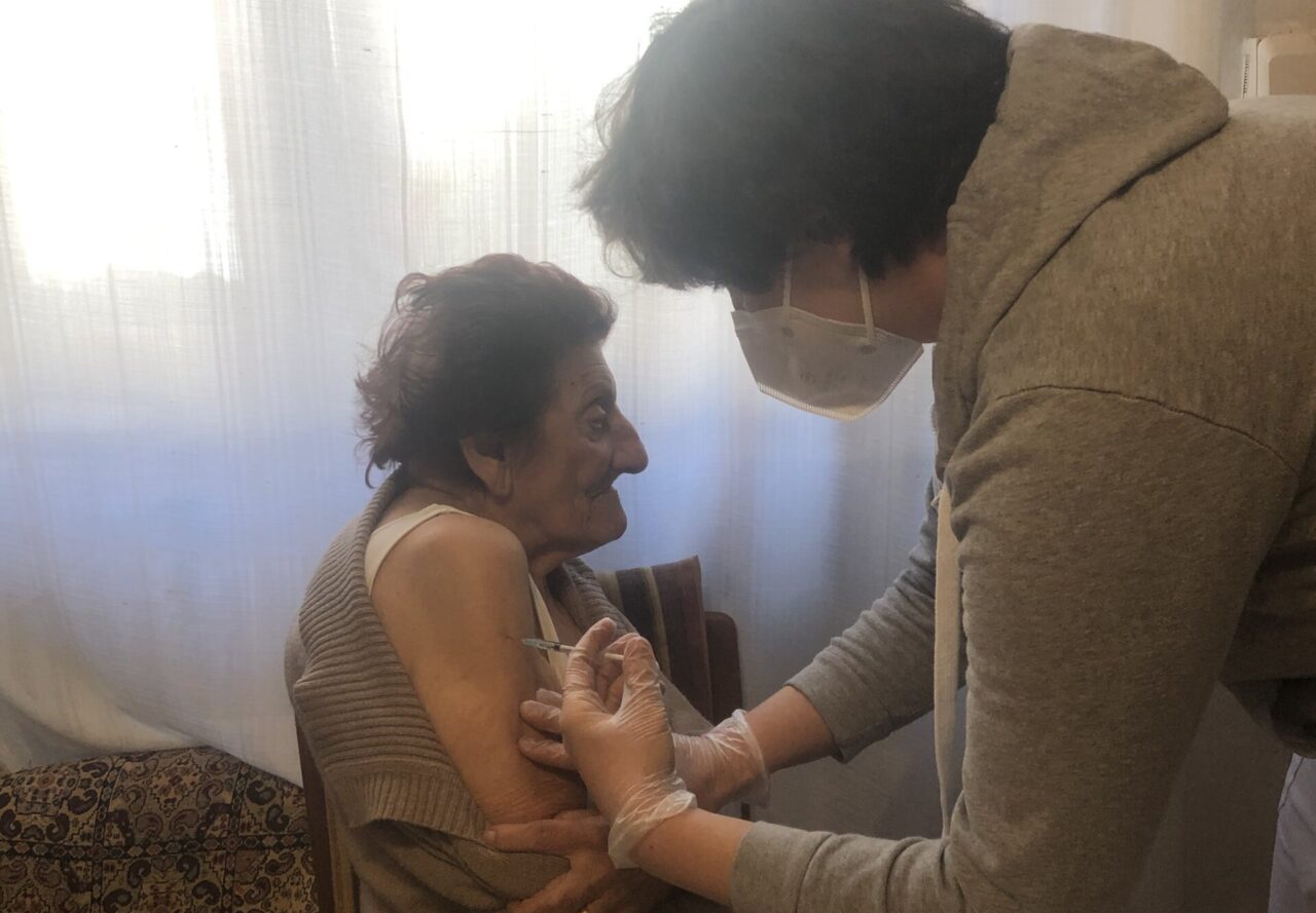 Vaccini a domicilio, in campo anche Anni sereni: la prima è Mirella, 91 anni