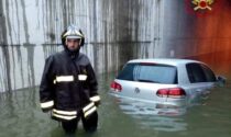 Il sottopasso di Brebemi si allaga e l'auto resta intrappolata