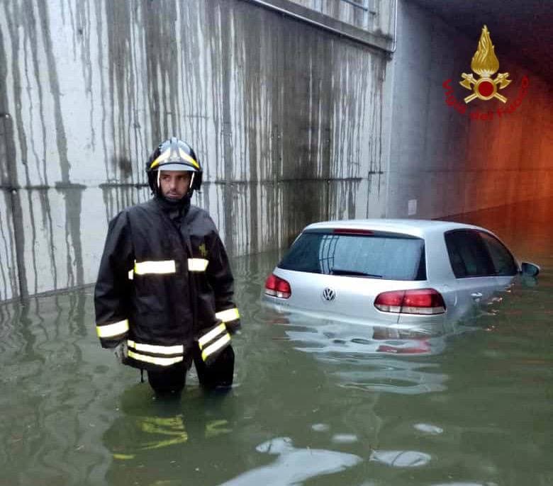 Il sottopasso di Brebemi si allaga e l’auto resta intrappolata