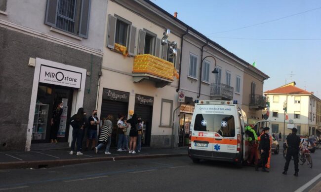 Precipita dal balcone mentre prepara la festa per il “compleanno” della gelateria