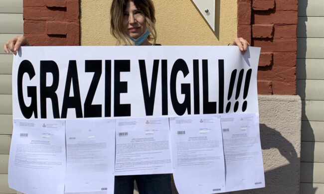 “Grazie, vigili”: il cartello della ristoratrice che ha pagato le multe dei propri clienti per sei minuti di ritardo