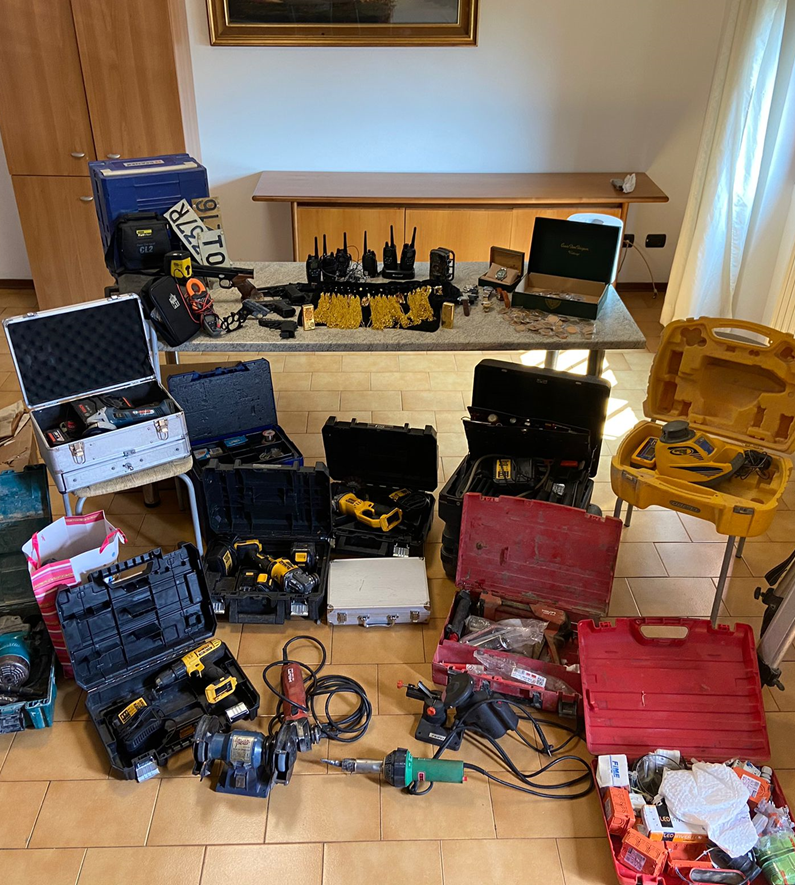 Furto di energia elettrica e ricettazione in un campo nomadi: 9 denunce