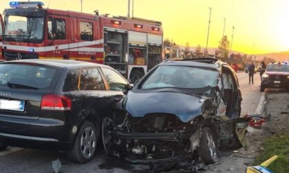 Auto contro la colonnina del gas: arrivano i pompieri, quattro in ospedale