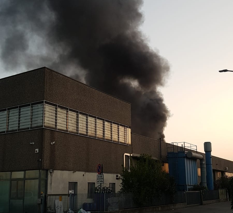 Incendio nella zona industriale caravaggina