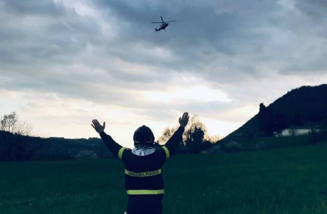Si perde nel bosco e chiama i soccorsi: il video dell’intervento dei pompieri