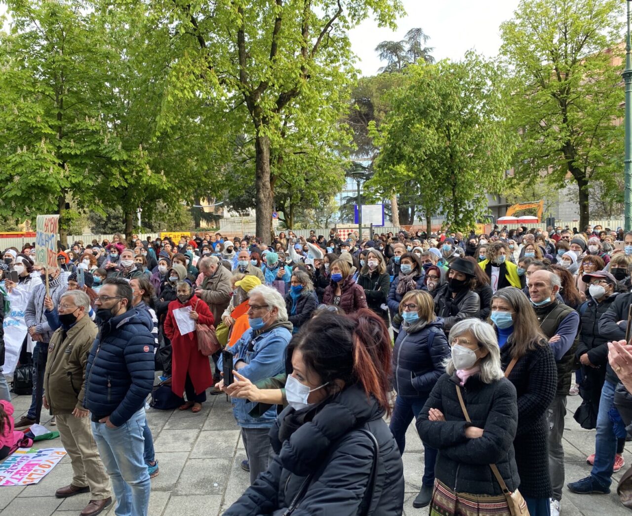 “No paura day”, in 600 a Bergamo cantando “la pandemia è una fesseria”