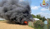 Furgone in fiamme in via Colombera, Vigili del fuoco in azione