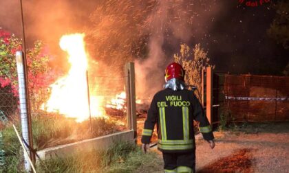 Grosso incendio in un deposito dell'Isola: le immagini dell'intervento dei pompieri