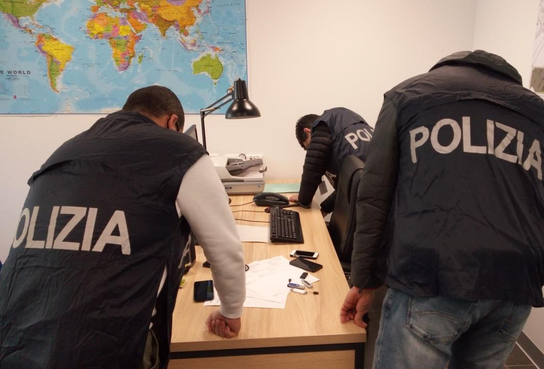 Tampone negativo per poter partire, ma i certificati erano falsi: denunciati due indiani