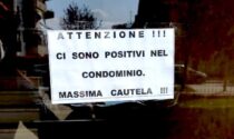 Un cartello da caccia all'untore: "Ci sono positivi nel condominio"