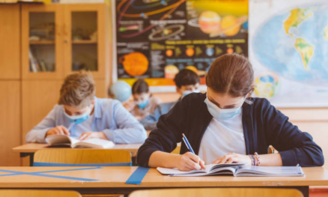 Covid a scuola: troppi i ragazzi agli “arresti  domiciliari”, e non ci sono vantaggi per i vaccinati