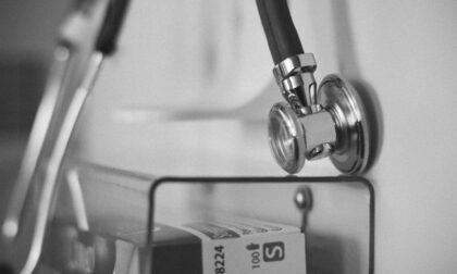 Hanno il Covid, ma il medico nega la malattia e li obbliga ad andare lo stesso in ambulatorio